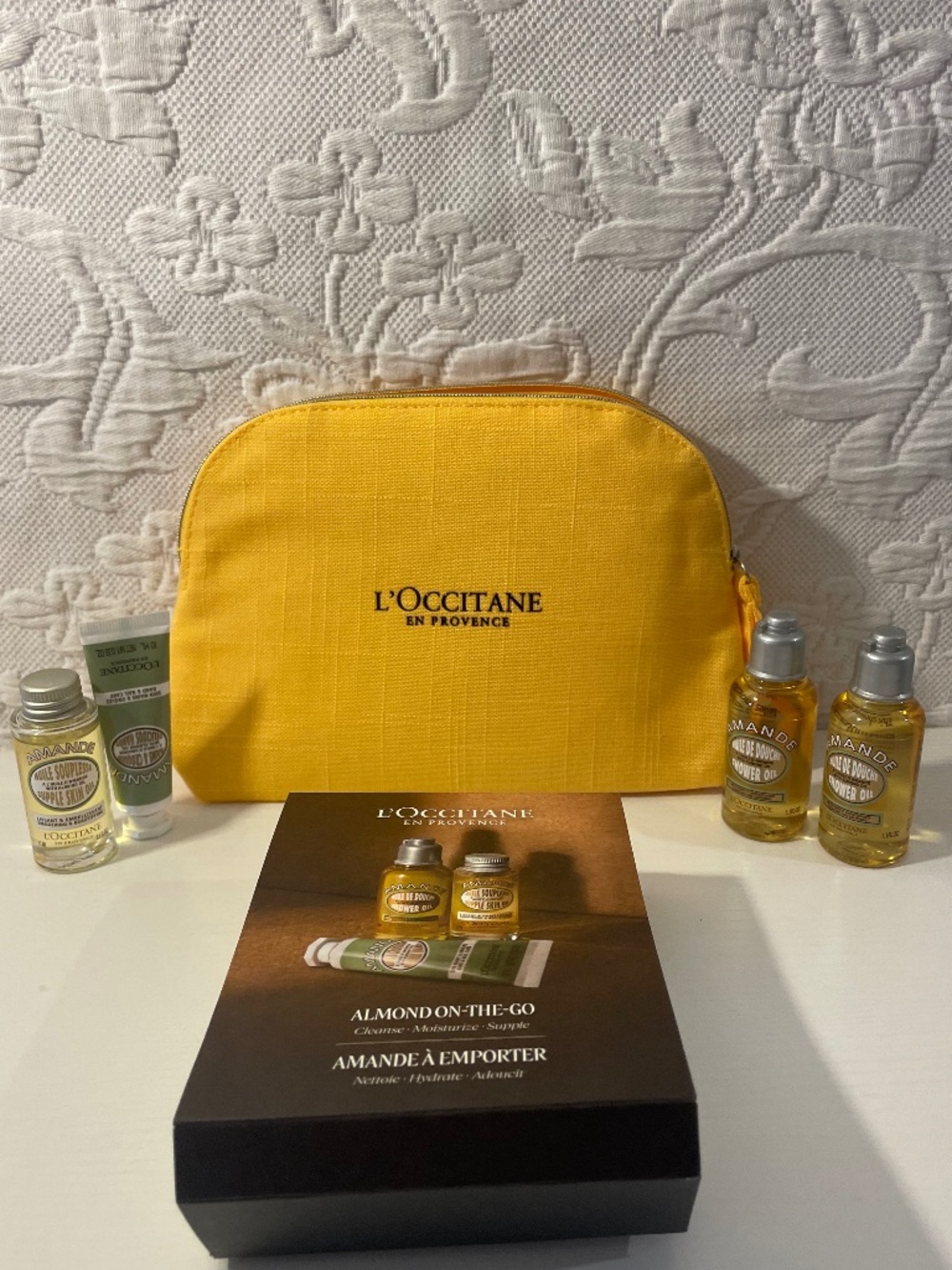 L’Occitane Almond On The Go Travel Set Bag Skincare Haircare Shower Essentials - Picture 3 of 6